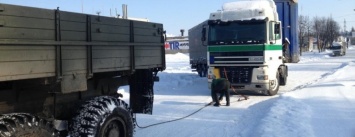 Как кременчугские спасатели вытаскивают из сугробов грузовики и коммунальную технику (ФОТО)