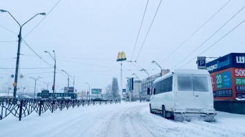 Непогода в Украине: снегопад парализовал Киев (фото)