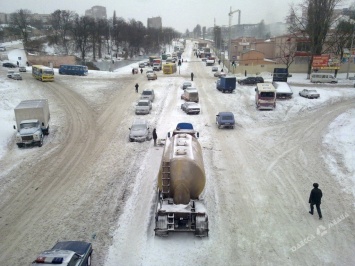 Дорожная обстановка в Одессе: дороги расчищены, но общественного транспорта не хватает, а такси подорожало вдвое