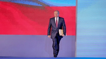 Зал встал после демонстрации Путиным нового российского оружия
