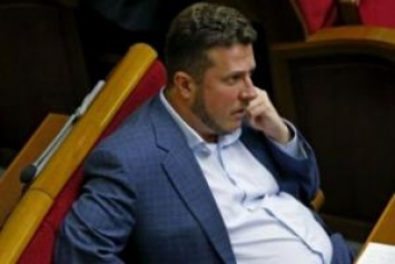 Голосует за семерых: в сети появилось видео наглого депутата-кнопкодава
