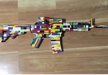 В США школьника арестовали за угрозу стрельбы и фото винтовки AR-15 из Lego