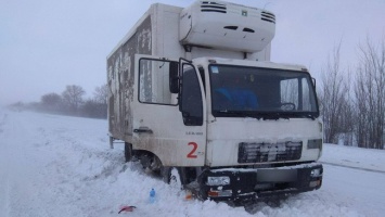 Дорожная полиция Днепропетровщины помогла водителям, попавшим в снеговые заметы