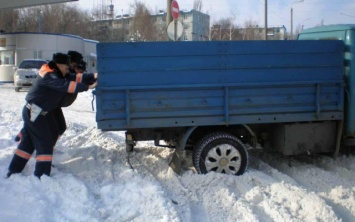 В Запорожской области 12 машин застряли в заносе