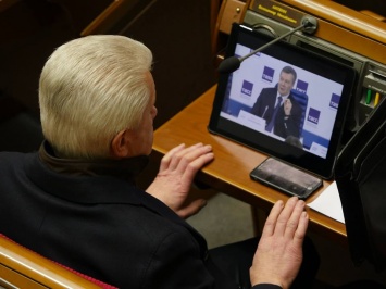Держась руками за стол. Как Литвин в Раде выступление Януковича смотрел