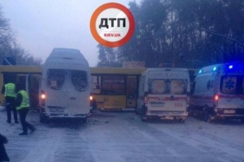 Под Киевом в аварию попал автобус с детьми