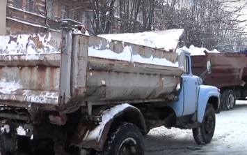 Весенний снегопад: в Днепре устраняют последствия циклона