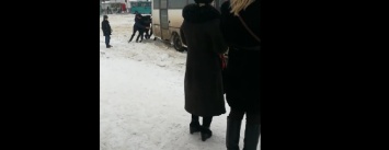 Снежный плен: в Херсоне рейсовый автобус не смог выехать с автостанции