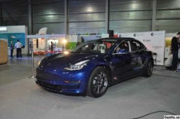 В Киеве привезли Tesla Model 3 с "космонавтом", которая оказалась быстрее Model S (видео)