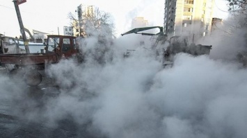 В Киеве из-за взрыва на тепломагистрали без отопления остались дома, школа и больница