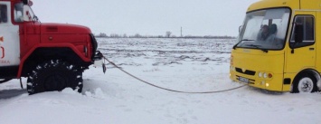 Бердянские спасатели освободили из снежного плена школьный автобус