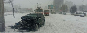 На Клочковской не разминулись трамвай и иномарка: пострадала женщина (ФОТО)