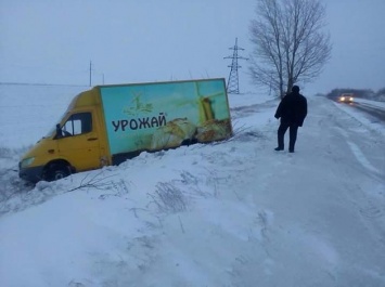 Бердянские спасатели продолжают спасать машины из снежного плена