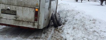 ДТП в Днепре: у маршрутки оторвало полуось