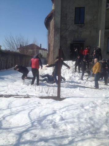 В коттеджном поселке под Одессой произошла драка: "спортсмены" пытались сорвать собрание кооператива