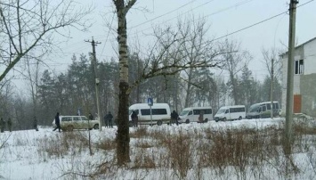 Частный транспорт перестали пропускать к «Станице Луганской»: людей высаживают в 5 км от КПВВ