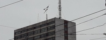 В Мариупольском горсовете пообещали заменить порванные ветром флаги (ФОТО)