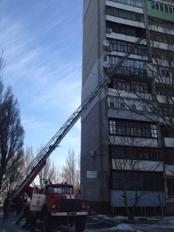 В Запорожье 19 спасателей тушили пожар в многоэтажном доме - ФОТО