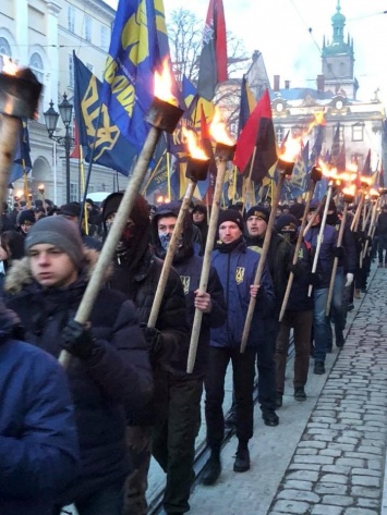 "Львов - не для польских панов". Националисты провели марш во Львове и готовятся сопротивляться Польше