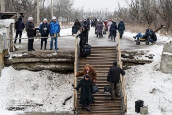 Замглавы миссии ОБСЕ в Украине ужаснулась, перейдя аварийный мост в Станице Луганской (Фото)