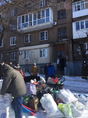 В центре Запорожья рушится многоквартирный дом. Жильцы спешно покидают квартиры