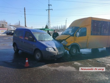 В Николаеве маршрутка с пассажирами врезалась в «Фольксваген»