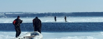 Запорожские водолазы спасли рыбаков, которых унесло на 50 метров от берега, - ФОТОРЕПОРТАЖ