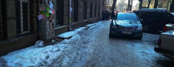 Коммунальный коллапс: В Одессе по льду не добраться даже в поликлиники (ФОТО)