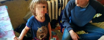 В Одессе мать 4-х детей ищет еду в мусорных баках (ФОТО)