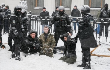 Положили лицом в снег: активист рассказал новые детали разгона лагеря под Радой