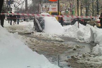 В Киеве автомобиль провалился под землю