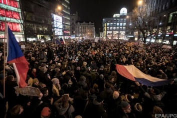 В Чехии проходят митинги против полицейского-коммуниста