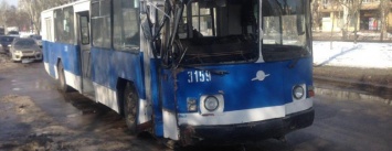В центре Николаева "Ниссан" подрезал троллейбус и скрылся с места ДТП, - ФОТО, ВИДЕО