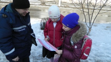 В Днепре на Фрунзенском канале трое девочек провалились под лед