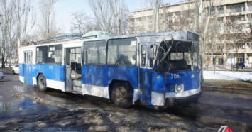 В Николаеве троллейбус из-за «Nissanа» врезался в столб