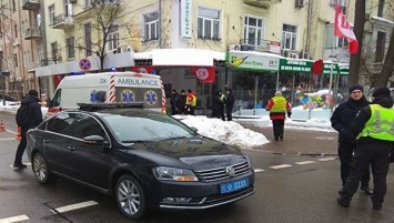 В центре Киева правительственный кортеж сбил мужчину (Видео)