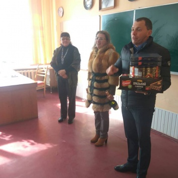 Юрий Рожков поздравил с наступающим 8 марта сотрудниц школ и детсадов