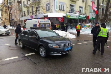 Машина из президентского кортежа сбила мужчину в центре Киева (ФОТО/ВИДЕО)