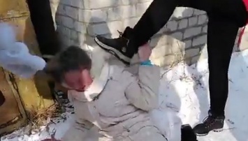 Видео жестокого избиения девочки одноклассницами в России попало в сеть