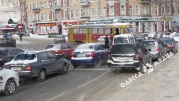 Третий день ада на дорогах Одессы: пробки сковывают город, а таксисты не принимают заказы