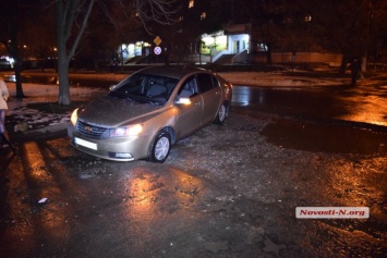 В центре Николаева ежедневно несколько машин проваливаются в дыру, образованную после ремонта