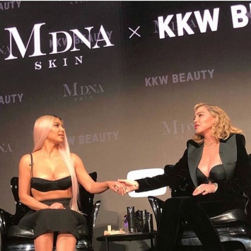 Мадонна засветила грудь, поедая бумагу с Ким Кардашьян