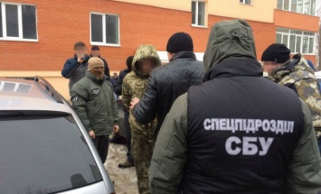 В Хмельницком СБУ задержала пограничника за торговлю наркотиками
