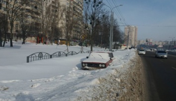 На Алексеевке начали эвакуировать машины, мешающие проезду троллейбусов