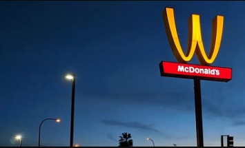 В честь 8 марта McDonald's впервые изменил свой логотип
