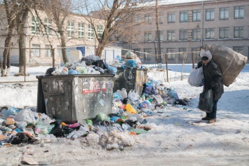 В Днепре один из дворов превратился в стихийную мусорную свалку