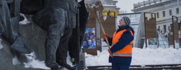 В центре Киева на фонтан повесили мертвую крысу с запиской: фотофакт