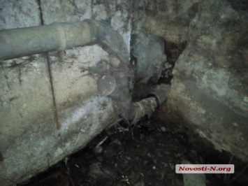 Восемь лет в подвале многоэтажного дома на Героев Украины течет канализация