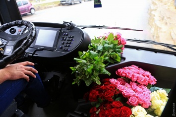 Бесплатный проезд, цветы и музыка в подарок: по Одессе колесит праздничный троллейбус