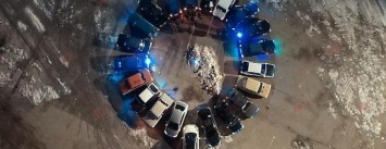 В Бердянске автомобилисты выстроили гигантский цветок из машин, - ФОТО, ВИДЕО